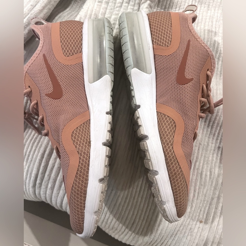 Women 8.5 Nike tennis shoes